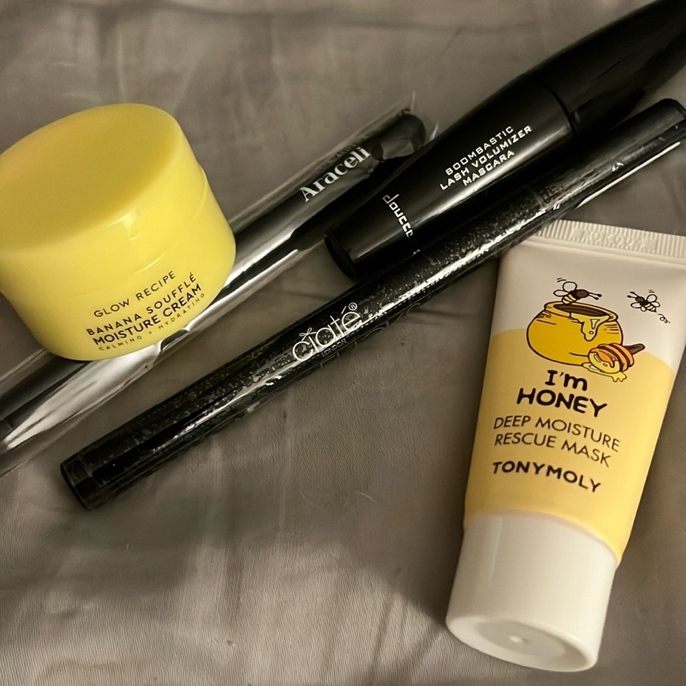 Moisture cream, blending brush, eye liner & mascara sample bundle
